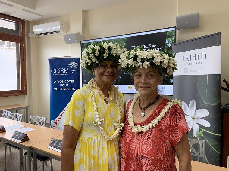 Marie Ebb à gauche et Raymonde Raoulx à droite, membres du Groupement de solidarité des femmes de Tahiti, association à l'origine de ces Journées du tiare dans les années 60. Crédit photo : Thibault Segalard.