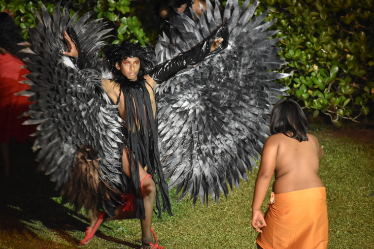 L'oiseau deuilleur de Vaipahi, majestueusement incarné par Teanautahi, 11 ans (Crédit : Anne-Charlotte Lehartel).