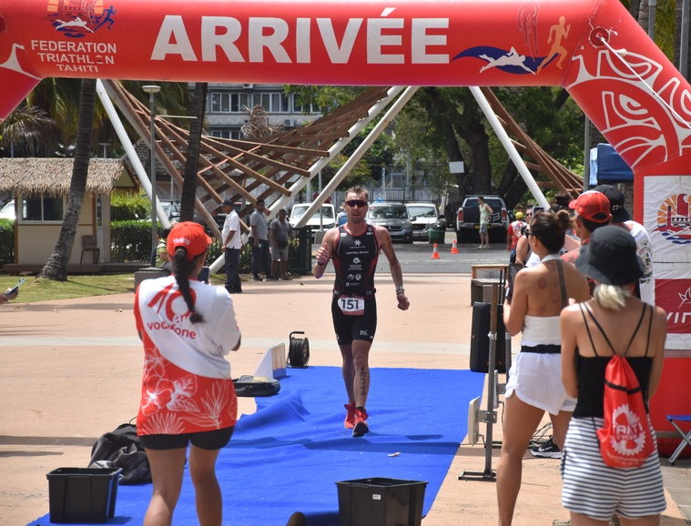 Benjamin Zorgnotti remporte le championnat de Polynésie de triathlon.