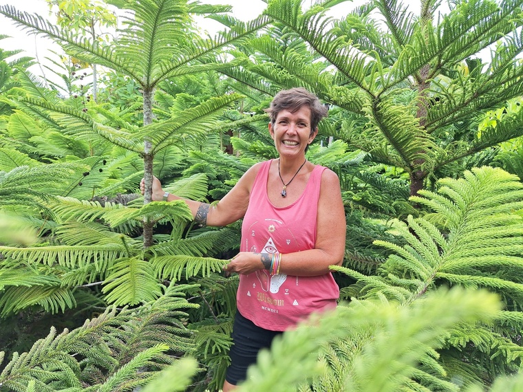 Taiana Juventin dans sa forêt de sapins, à Mitirapa (Crédit : Anne-Charlotte Lehartel).