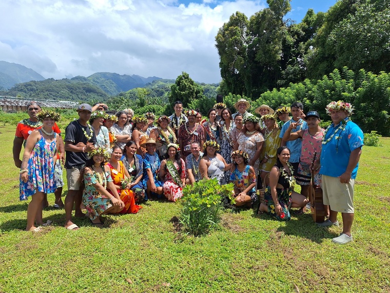 Les élèves de la MFR de Papara et leurs invités ont fait étape chez Fenua Hotu.