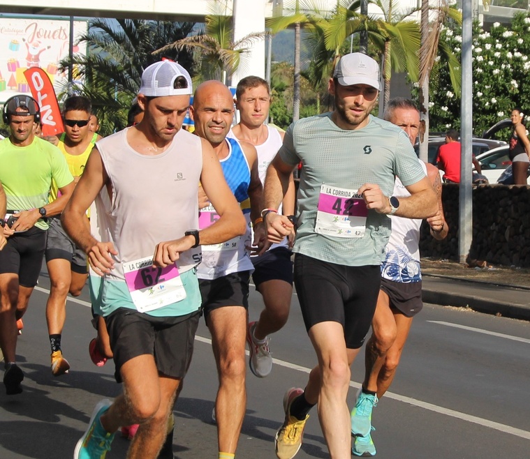 Guenael Oliviero (42) va lâcher tout le monde dès le début de course y compris Killian Barracosa (62) qui fera 2e de la Corrida de Faa’a.