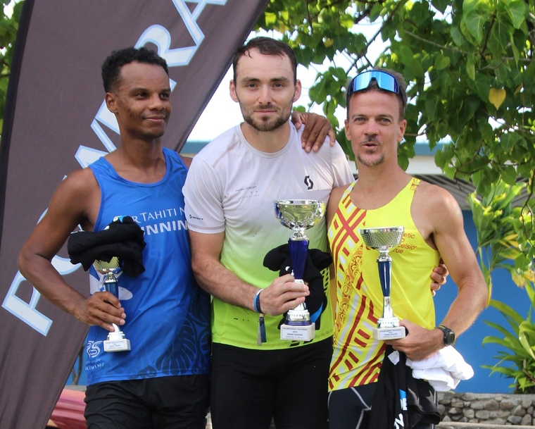 Le podium scratch de la course seniors/masters hommes avec le vainqueur Guénaël Oliviero (au centre), Teva Poulain 2e (à droite) et Fulbert Gara 3e (à gauche).