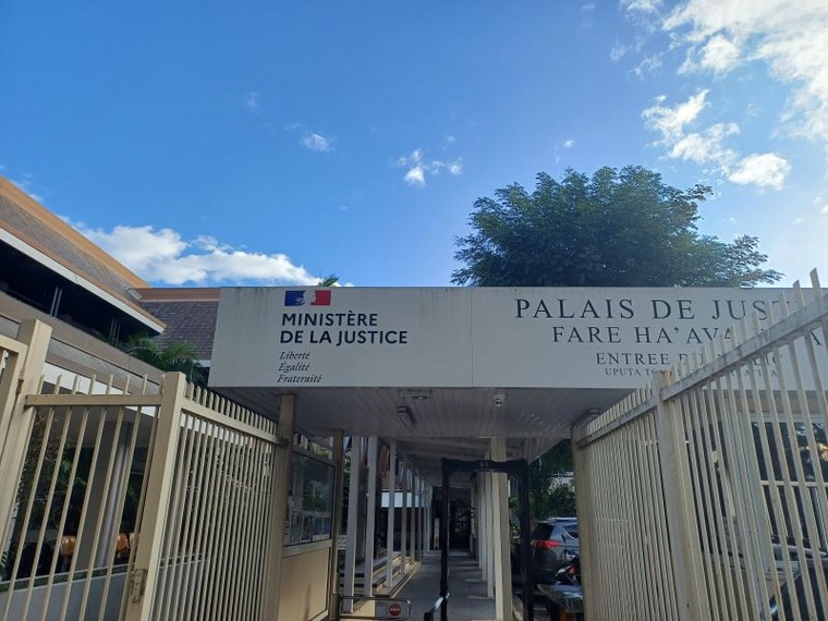 Un homme de 44 ans comparaissait ce jeudi devant le tribunal correctionnel de Papeete pour s'être introduit dans le domicile d'une jeune femme de 18 ans et l'avoir agressée sexuellement. Crédit photo : Archives TI.