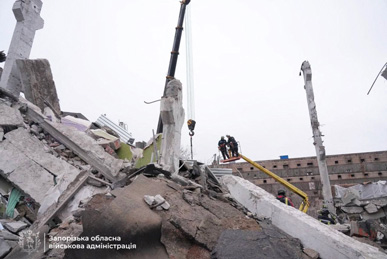 Cette photo publiée le 11 décembre 2024 sur la chaîne Telegram officielle du chef de l'administration militaire régionale de Zaporizhzhia, Ivan Fedorov, montre des sauveteurs cherchant des personnes sous les décombres d'une clinique médicale détruite par un missile dans la ville de Zaporizhzhia, au cours de l'invasion russe de l'Ukraine. Crédit Handout / Telegram / @ivan_fedorov_zp / AFP