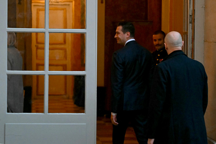 Le président du parti d'extrême droite français Rassemblement national (RN) et membre du Parlement européen, Jordan Bardella (C), arrive à l'hôtel Matignon à Paris le 16 décembre 2024. LOU BENOIST / AFP