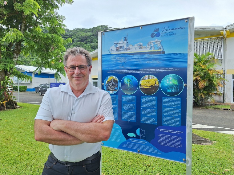 Jean-Marc Daniel, directeur général délégué en charge de la stratégie à l’Ifremer, en a profité pour rendre visite aux équipes de Vairao (Crédit : Anne-Charlotte Lehartel).