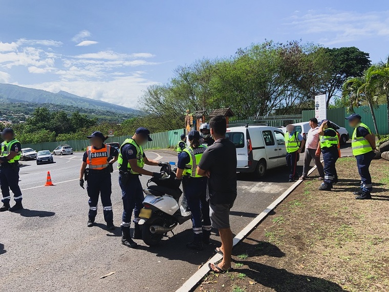 Depuis avril, la douane est de retour sur les routes pour effectuer des contrôles. Crédit photo : Thibault Segalard.