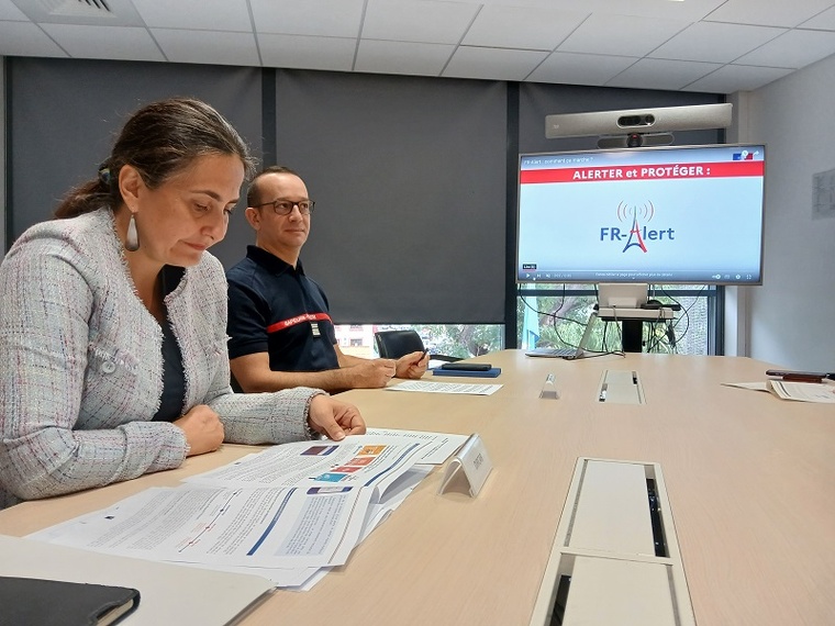 La directrice de cabinet du haut-commissaire, Emilia Chavez accompagnée du colonel Cédric Rigollet en conférence de presse ce mardi matin pour présenter le système FR Alert. (credit photo SD)