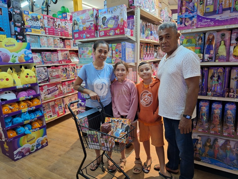 Top départ de la course aux jouets pour Malia et ses enfants, venus de Moorea (Crédit : Anne-Charlotte Lehartel).