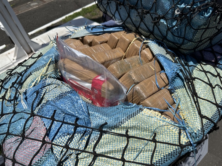 550 kg de cocaïne ont été interceptés par le Bougainville et son équipage le 23 décembre dernier, à 1300 km au sud de Papeete. Crédit photo : FAPF.