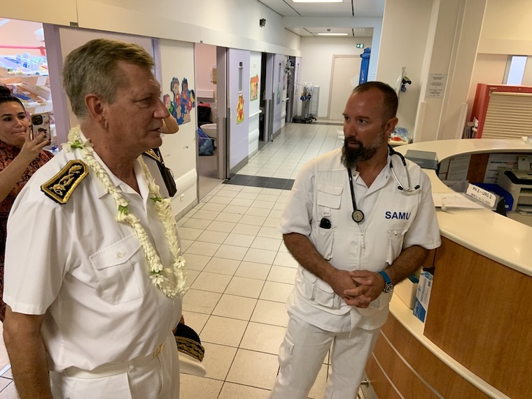 À gauche, le haut-commissaire, Éric Spitz et à droite, le chef de service du SAMU, Bertrand Remaudière, lors de la visite des urgences au CHPF. Crédit photo : Thibault Segalard.