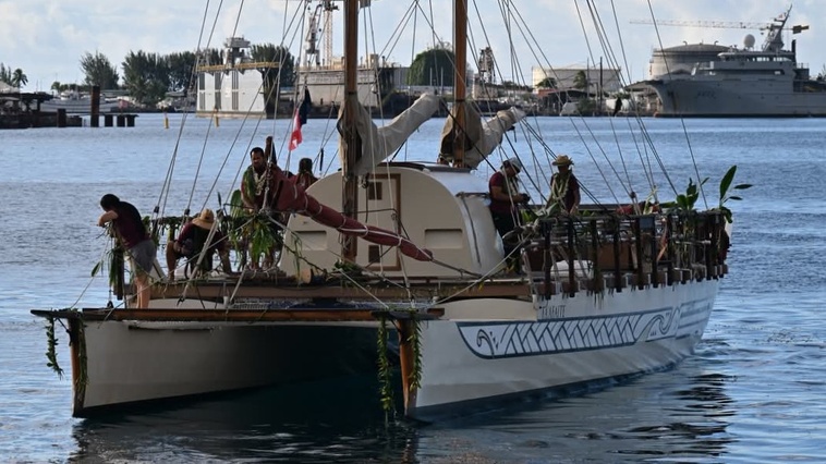 La pirogue double traditionnelle dans la baie de Papeete (Crédit : Fa’afaite).