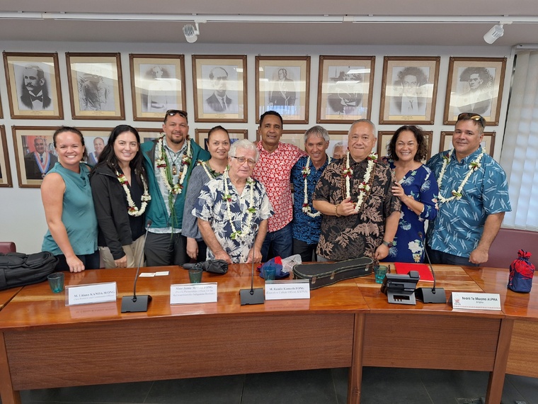 Cinq navigateurs et représentants culturels de la Polynesian Voyaging Society ont été reçus à la mairie de Mataiea (Crédit : Anne-Charlotte Lehartel).