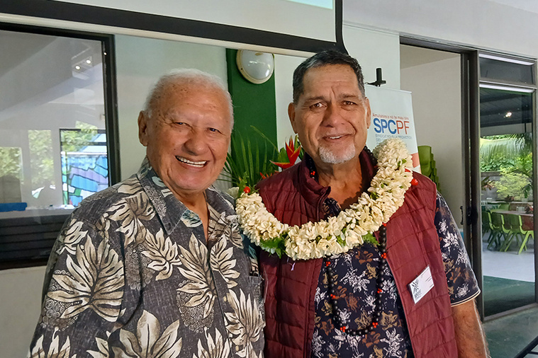 Cyril Tetuanui (à droite) fraîchement réélu à la tête du SPC/PF et félicité par le doyen d'âge qui présidait la séance, Raymond Voirin (à gauche), maire de Fangatau. crédit photo SD