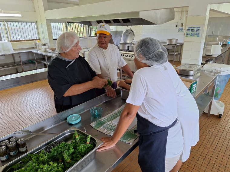 Le chef et formateur Christian Pangaud supervise l’équipe le temps de la transition (Crédit : Anne-Charlotte Lehartel).