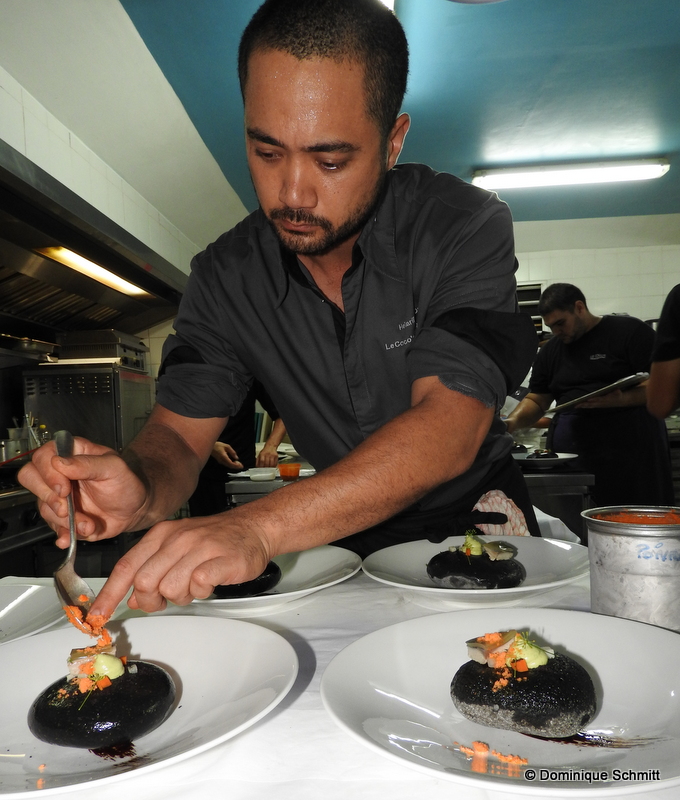 Heiarii Hoiore est "le premier chef polynésien d'un restaurant gastronomique" annonce fièrement Thierry Sauvage, le propriétaire du Coco's.