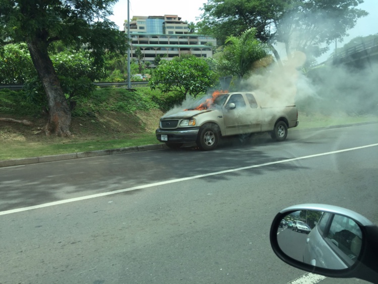Une voiture prend feu à l'entrée de Papeete