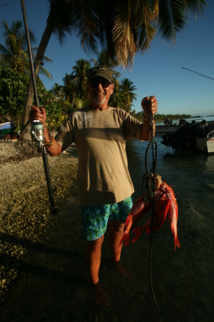 Retour de pêche alors que le soleil se couche. “J.J.” a cartonné à 120 m de profondeur ; il pourra savourer quelques paru.