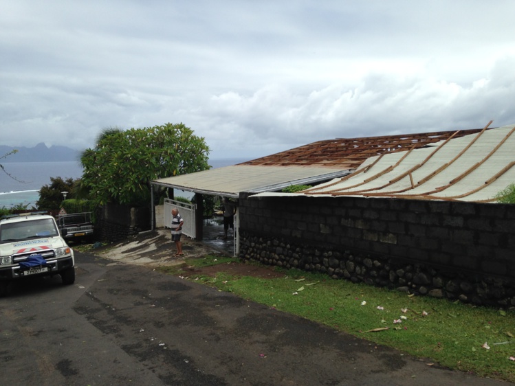 Intempéries: Le toit d'une maison s'envole à Punaauia, inondations à Tiarei