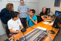 La directrice générale des enseignements scolaires visite le studio audiovisuel de la DGEE