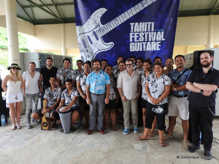 Les artistes du Tahiti Festival Guitare et les élèves du lycée hôtelier réunis grâce à la musique.