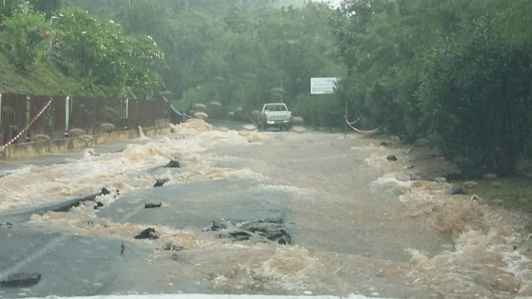 La route à Taapuna a été très abimée par les fortes pluies qui se sont abattues sur la commune de Punaauia.