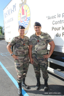 Le Caporal-chef Mahururu (à gauche) et le caporal-chef Tetu (à droite), sont les moniteurs de la formation au permis poids-lourd.