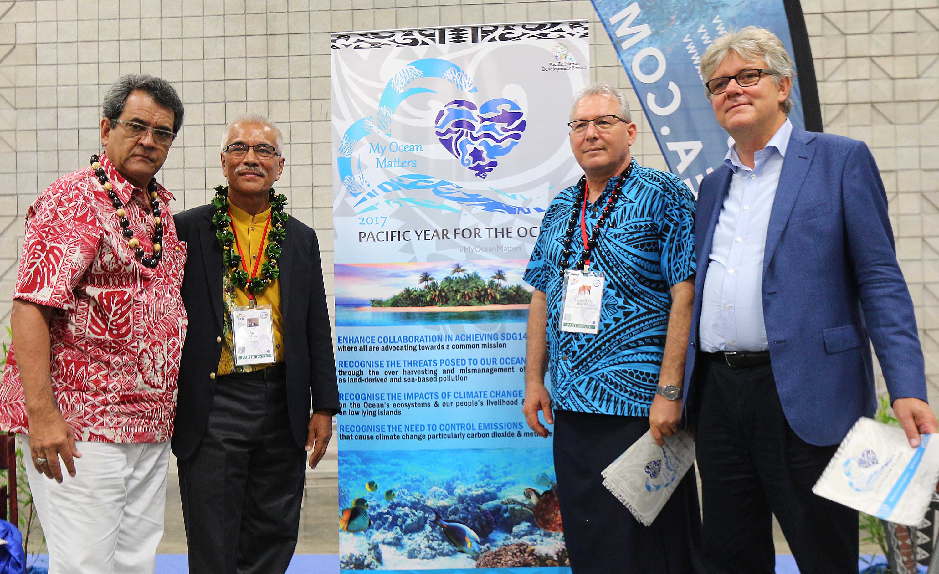 Lancement de l'Année du Pacifique pour les océans, avec de gauche à droite, le président Fritch, l'ancien président de Kiribati, Anote Tong, le secrétaire général du PIDF (Pacific Islands Development Forum), François Martel, et l’ambassadeur de Suède pour l’Environnement et les océans, Jan Olsson.