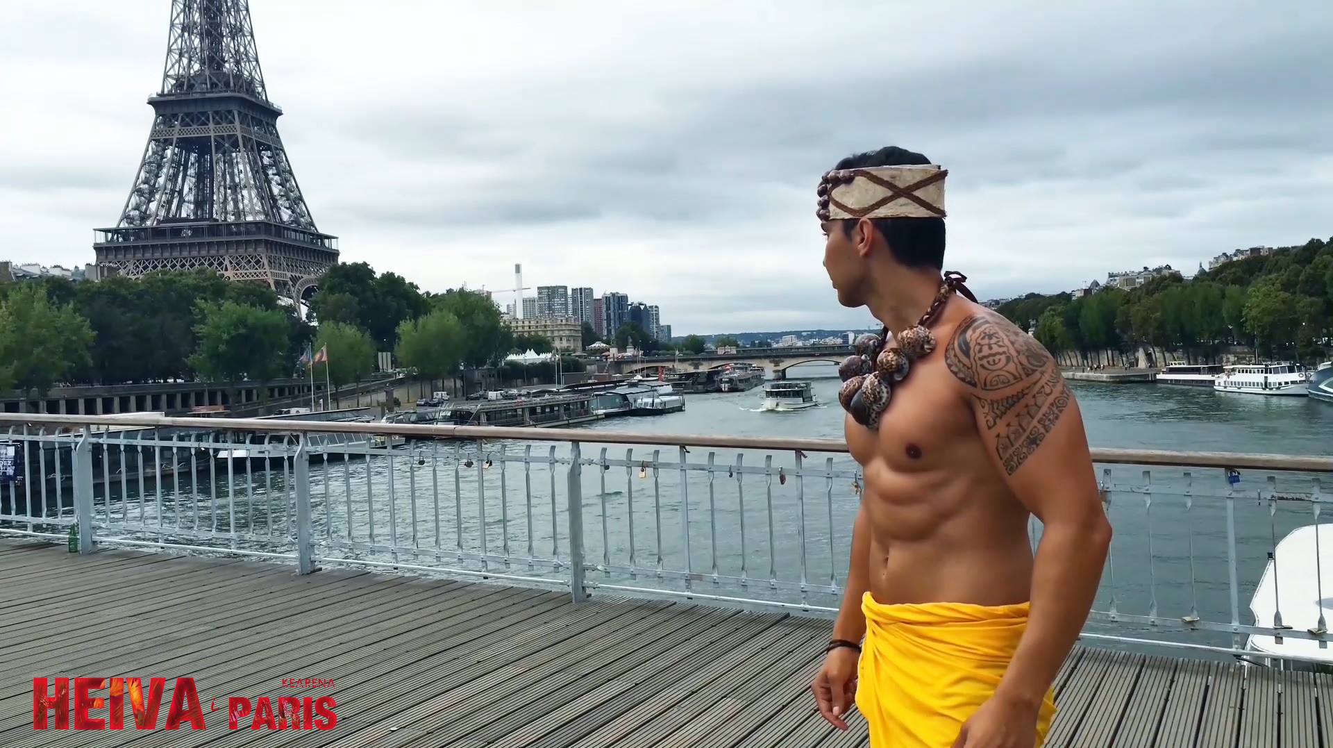 Depuis quelques jours, nos amis parisiens aperçoivent des danseurs polynésiens dans les rues de la capitale française.