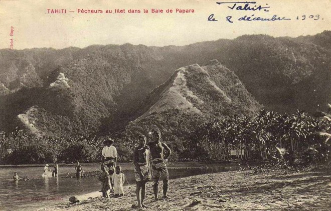 Pêcheurs au filet à Papara en 1908. Photo Bobb.