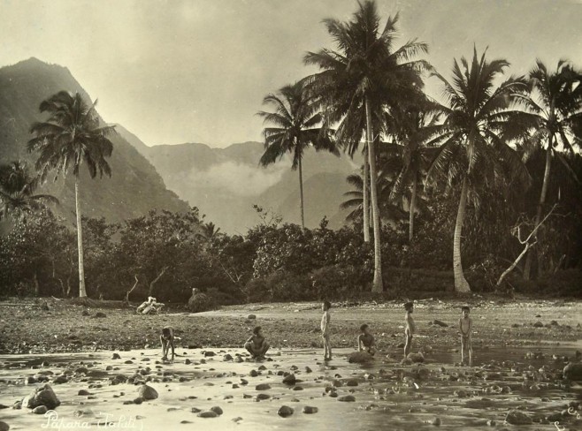 Enfants dans la rivière à Papara