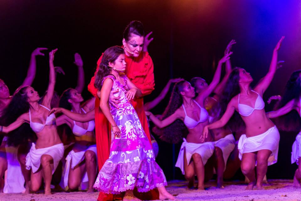 Ce spectacle littéraire est le fruit de douze auteurs, onze orateurs, douze danseuses et onze danseurs.