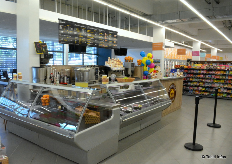 Dès l'entrée du Easy Market, les chalands seront accueillis par trois espaces proposant de la nourriture : des plats traiteur cuisinés sur place, un Salad bar et un Colombus Café (en photo)