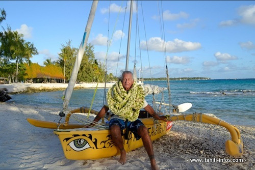 Francis Gazeau lors d'une traversée à pirogue à voile.