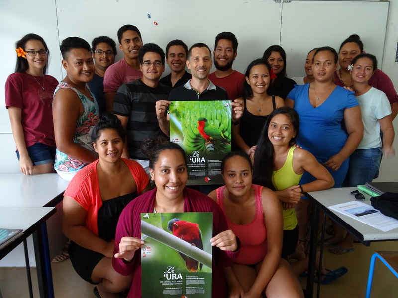 Les étudiants et leur enseignant Anthony Tchékémian rendent hommage à la splendide perruche des Australes.