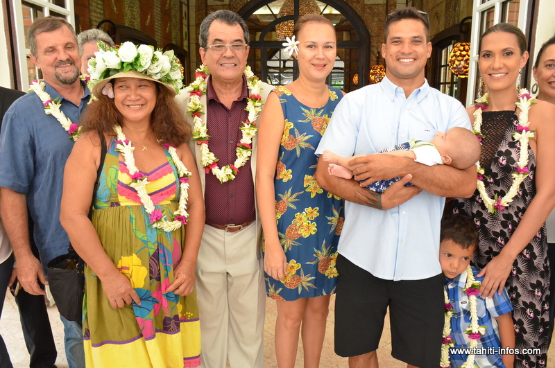 Michel Bourez reçu avec sa famille à la présidence