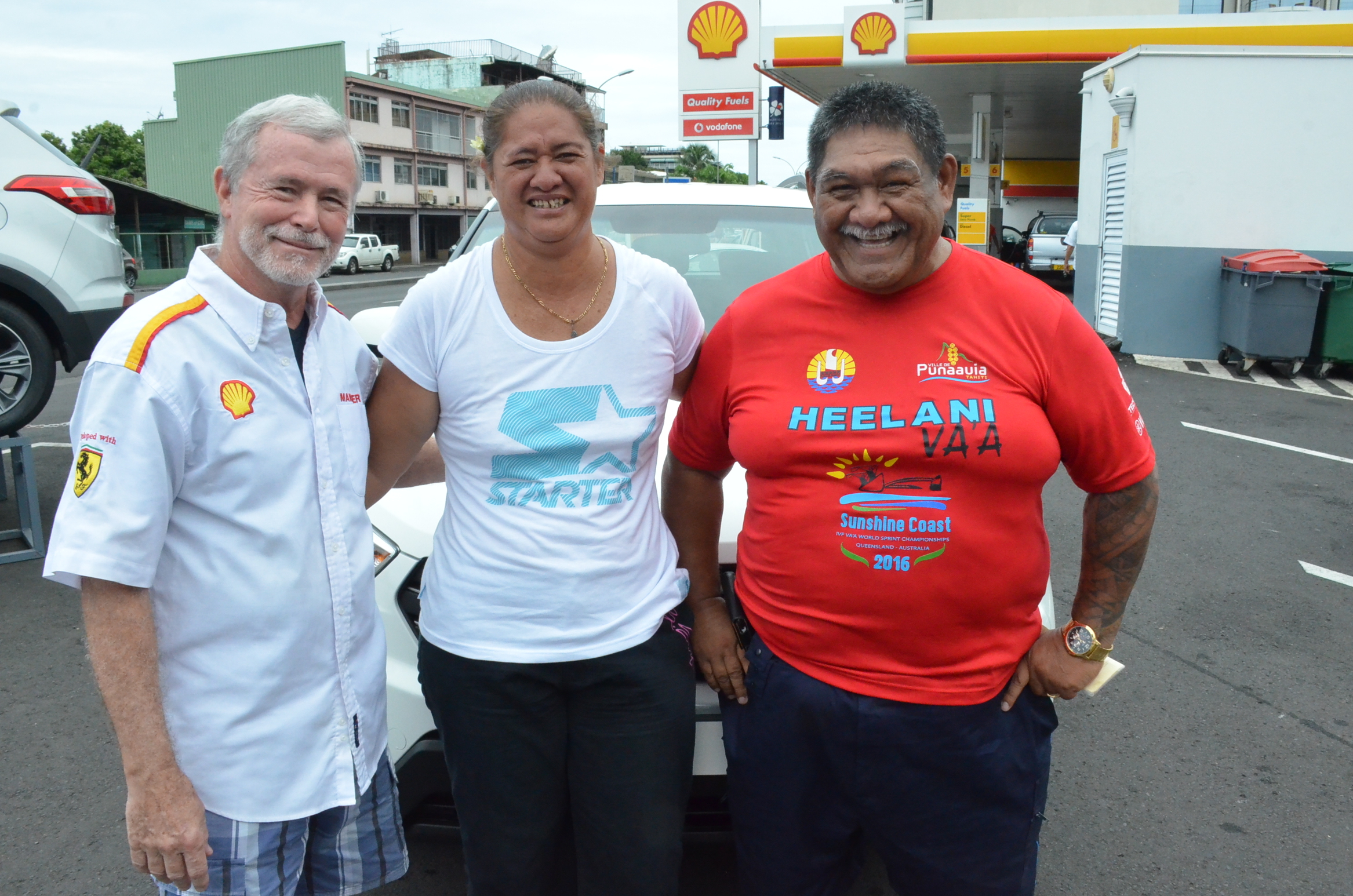 Lyana et son époux, Alexis, en compagnie de Robert Danloue, le gérant de la station Shell Outumaoro dans l'urne de laquelle a été glissé le bulletin gagnant, la semaine dernière.