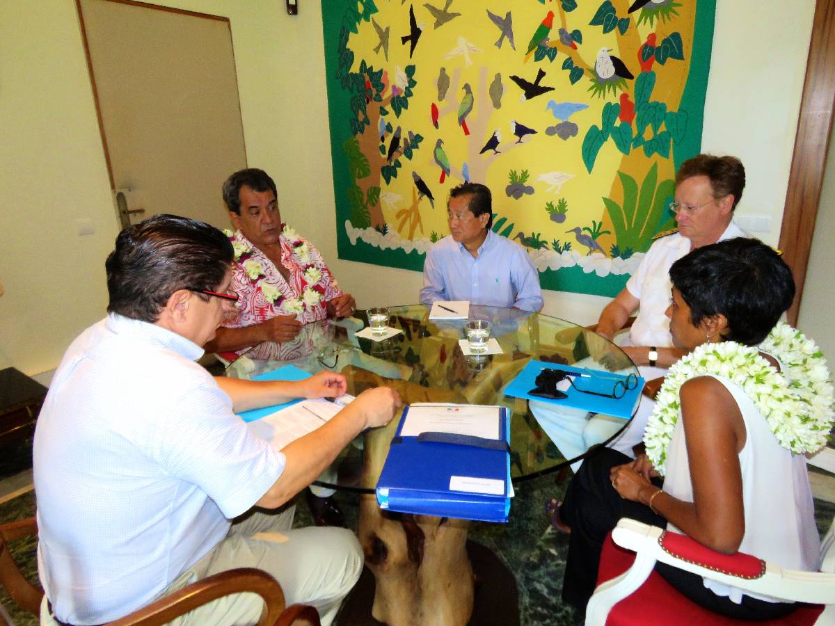 Edouard Fritch, lundi, en compagnie de la ministre des Outre-mer, de Thierry Nuhn-Fat, de Marc Vizy, conseiller spécial Outre-mer de François Hollande et du haut-commissaire René Bidal.