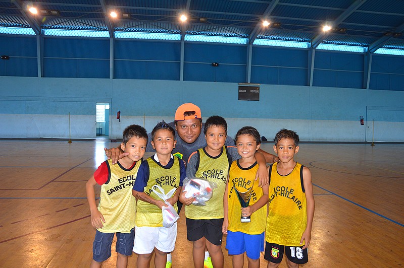 Les élèves de CE1 s'affrontent dans un tournoi inter-école à Poheroa