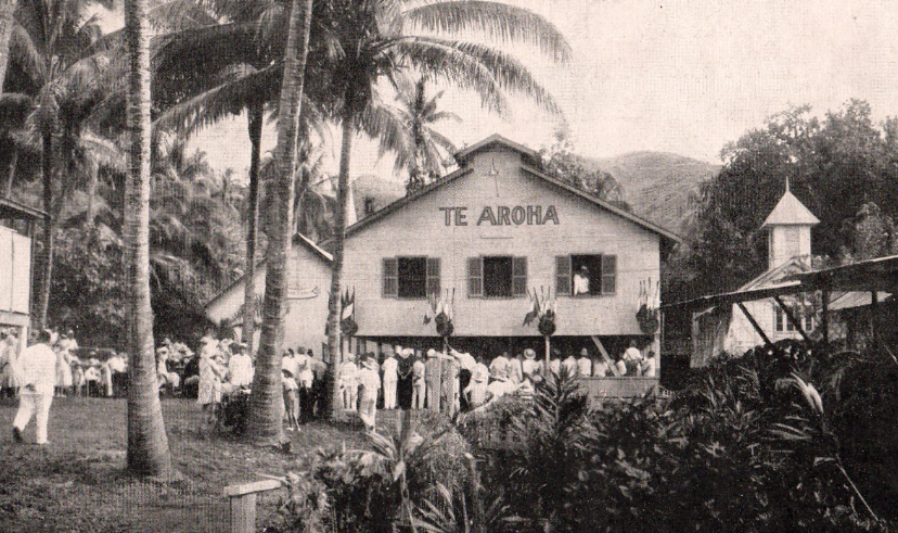 Le préau-salle de récréation offert aux lépreux d’Orofara par l’association des Dames françaises de la Croix-Rouge. A gauche, l’église Saint-Lazare ; à droite le temple protestant.