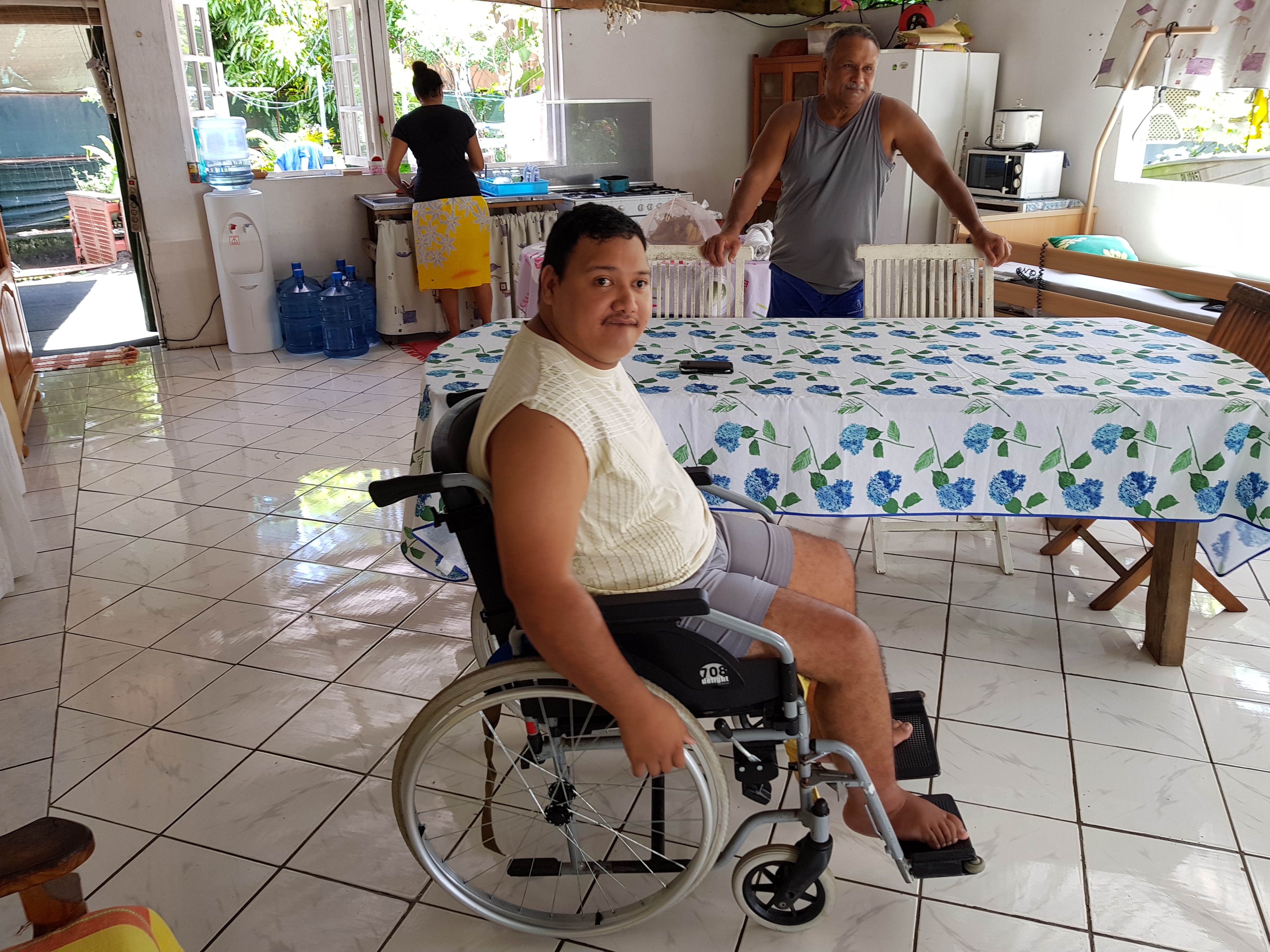 Gilles et Patricia ont dû aménager leur maison en fonction de Raitini afin qu'il puisse circuler librement