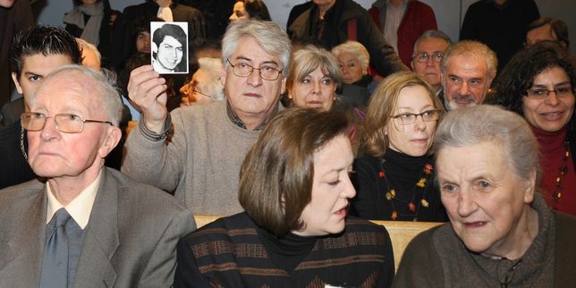 Les familles des personnes disparues dans les années 1970, dont Jean-Yves Claudet en 2010 . (PHOTO AFP archives)