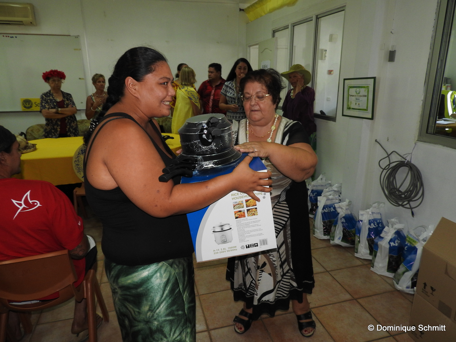 Naja Charreard, la présidente du Clubs Soroptimist de Tahiti, et les membres bénévoles ont remis en personne les dons aux familles.