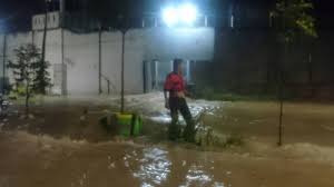 Inondations en Indonésie: des dizaines de détenus s'évadent de prison