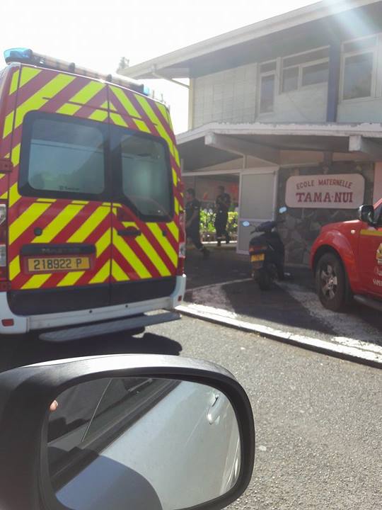 Exercice en cours. Des pompiers et de la fumée à l'école maternelle Tama Nui de Paofai