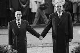 Il y a trente ans, Mitterrand tendait « instinctivement » la main à Kohl