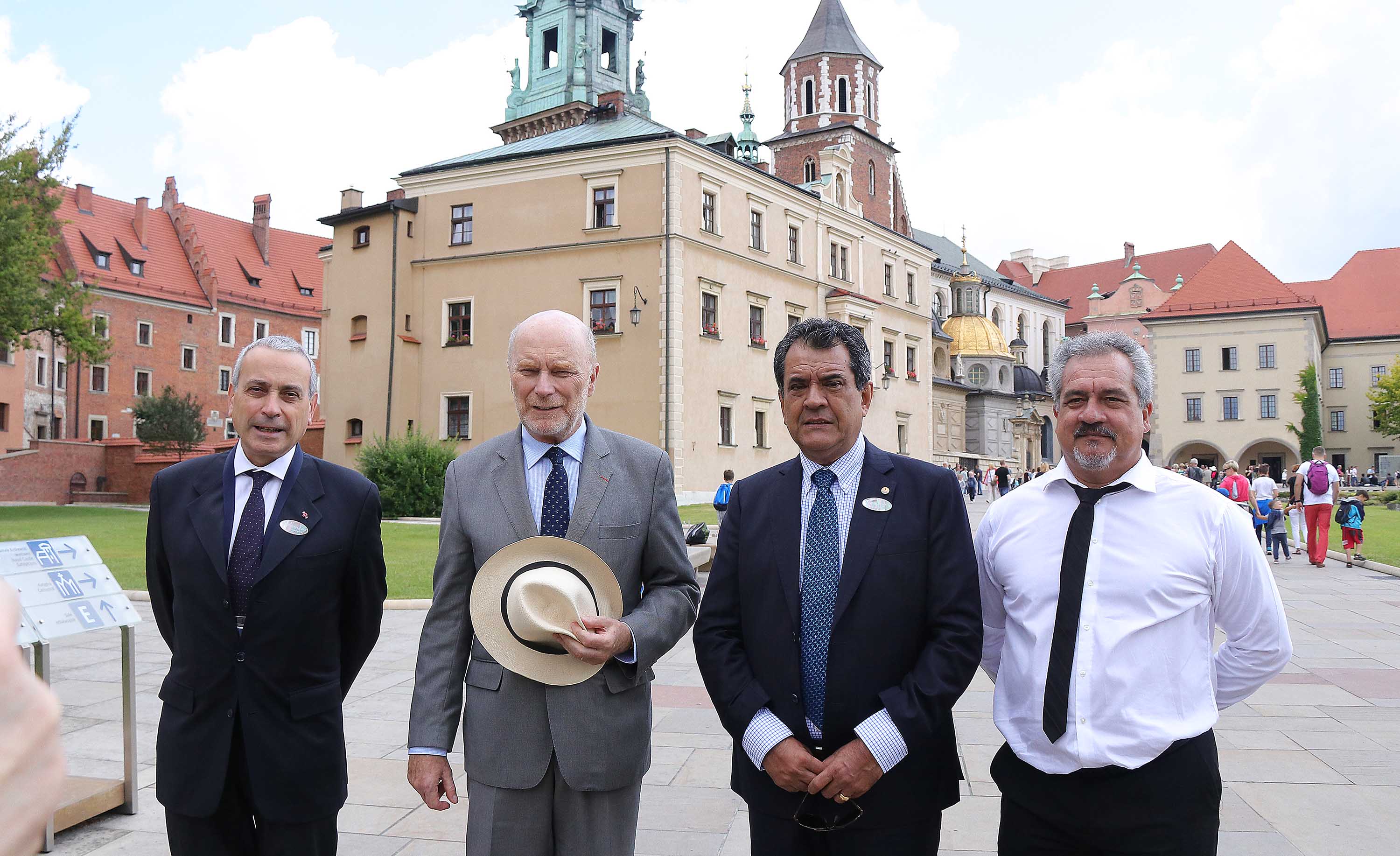 Visite du chateau de Wavel, dans le centre historique de Cracovie inscrit au patrimoine mondial de l'UNESCO, avec le directeur du chateau, Jan Ostrowski (2ème en partant de la gauche).