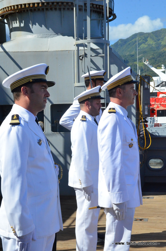 Le capitaine de corvette Jacques Magnier de Maisonneuve avec le colonel Paul Bader et le capitaine de corvette Sébastien Fajon.