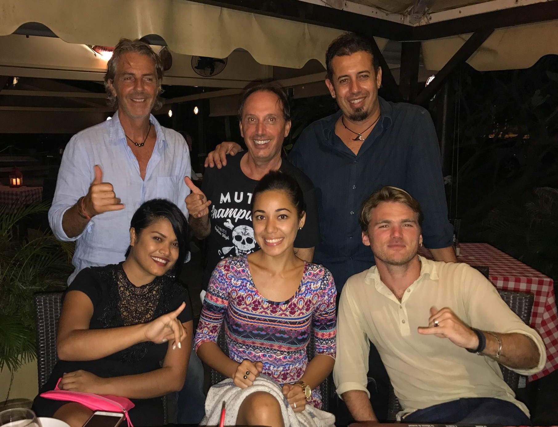 Une partie de l'équipe réunie à Tahiti. En haut, de gauche à droite : Thierry Cordonnier, Phil Nardone et Teiva LC. En bas, de gauche à droite : Vaheana Fernandez, Eva Ariitai et Thomas Jagas.